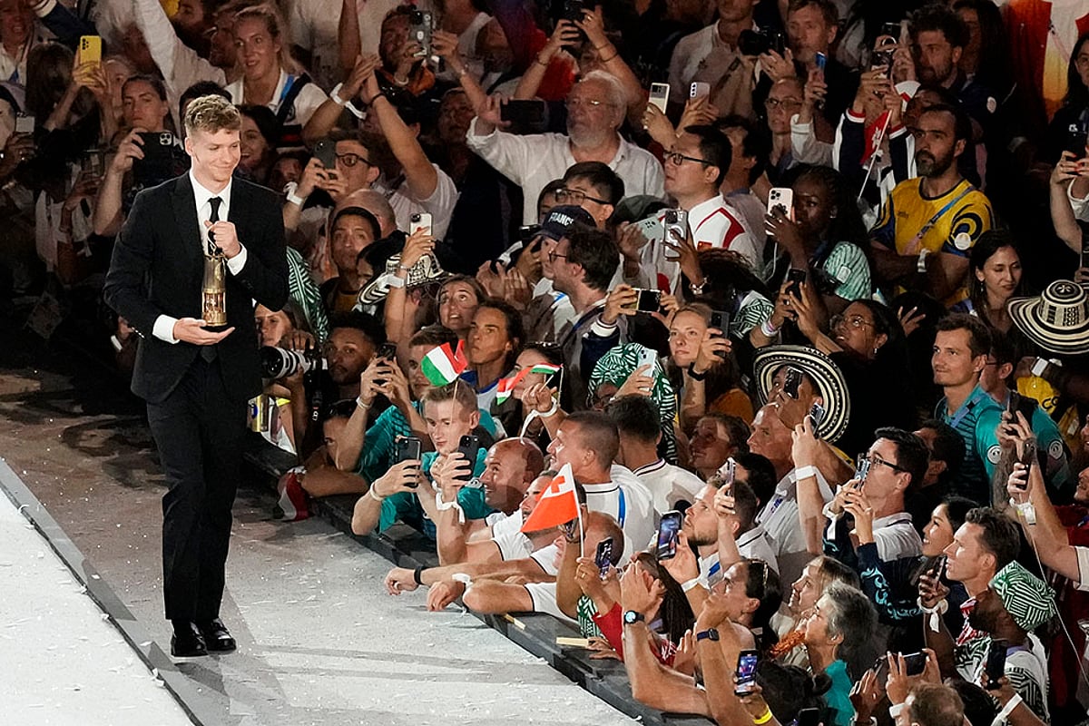 Paris Olympics Closing ceremony Leon Marchand Extinguishes Cauldron_1